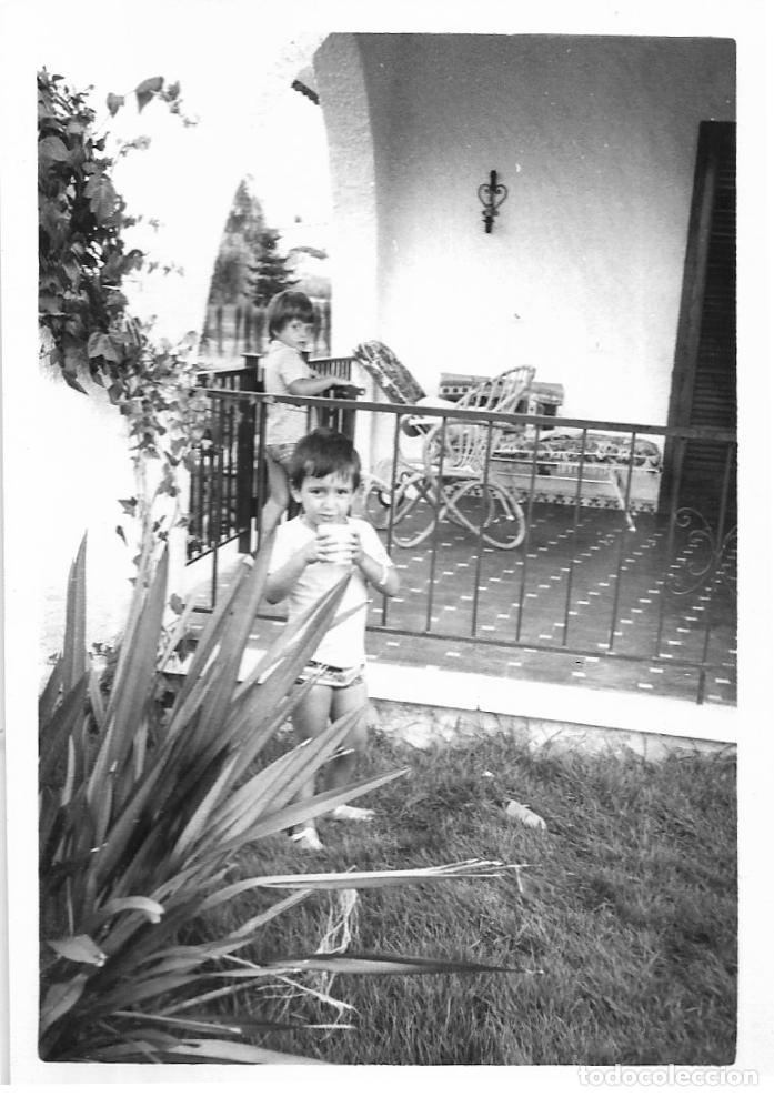 Alte Fotografie: == RR550 - FOTOGRAFIA - DOS NI&Ntilde;ITOS EN UN PORCHE