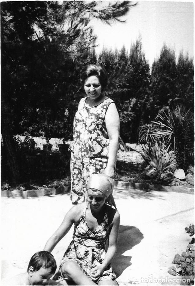 Alte Fotografie: == RR556 - FOTOGRAFIA - SE&Ntilde;ORAS CON UN NI&Ntilde;ITO