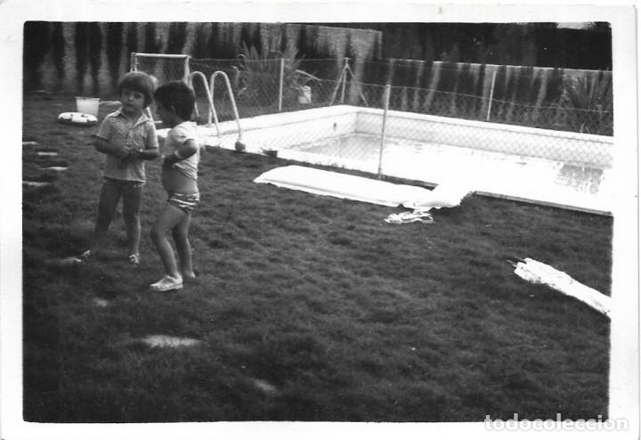 Alte Fotografie: == RR559 - FOTOGRAFIA - DOS NI&Ntilde;OS JUNTO A UNA PISCINA