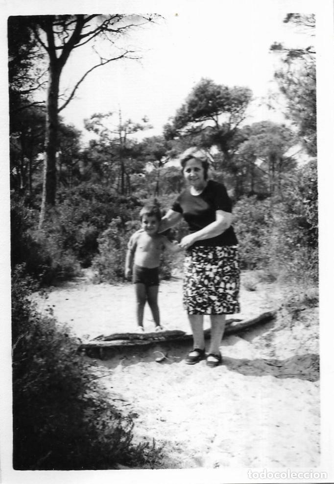 Alte Fotografie: == RR561 - FOTOGRAFIA - SE&Ntilde;ORA Y NI&Ntilde;O EN EL CAMPO