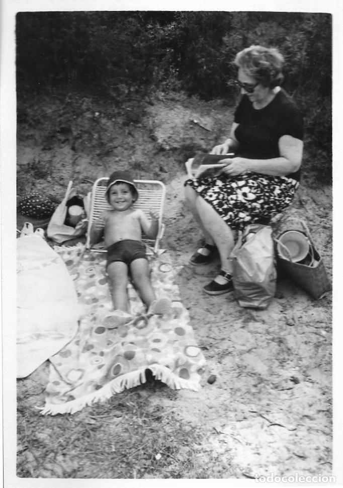 Alte Fotografie: == RR562 - FOTOGRAFIA - SE&Ntilde;ORA Y NI&Ntilde;O EN EL CAMPO
