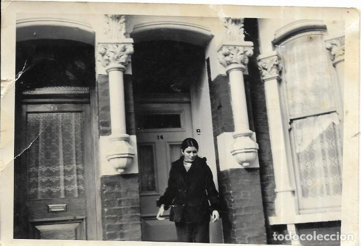 Alte Fotografie: == RR567 - FOTOGRAFIA - JOVEN EN LA PUERTA DE SU CASA