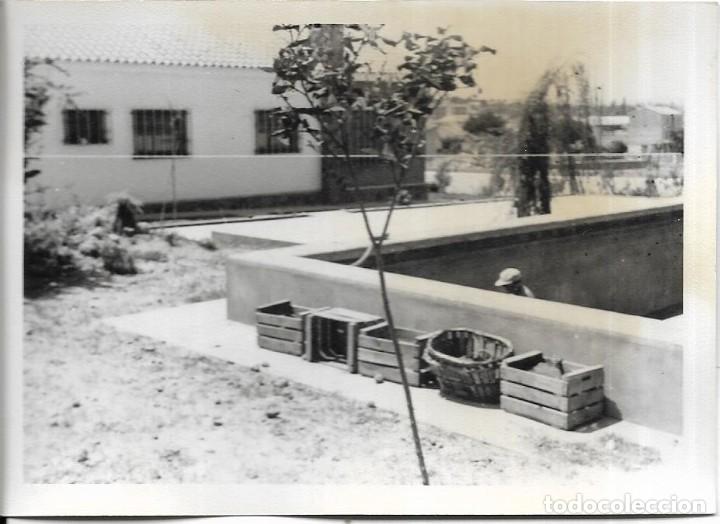 Alte Fotografie: == RR569 - FOTOGRAFIA - ANTIGUOS CAJONES DE MADERA JUNTO A UNA BALSA