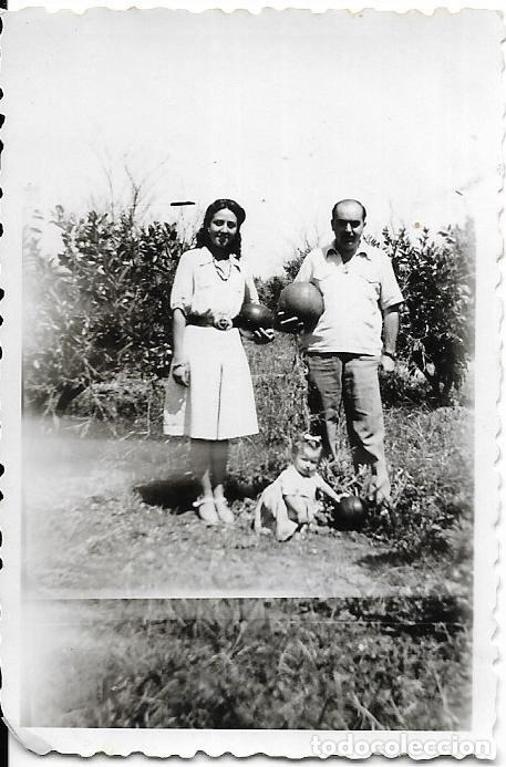 Alte Fotografie: == RR343 - FOTOGRAFIA - PAREJA CON UNA NI&Ntilde;ITA EN EL CAMPO - MARIAS 1946