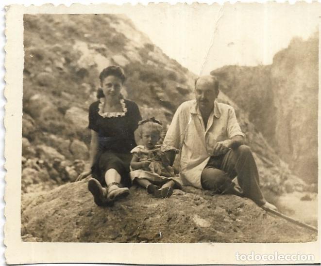 Alte Fotografie: == RR344 - FOTOGRAFIA - PAREJA CON UNA NI&Ntilde;ITA EN EL CAMPO