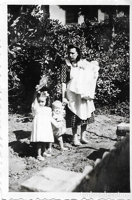 Alte Fotografie: == RR357 - FOTOGRAFIA - SE&Ntilde;ORA CON SUS TRES NI&Ntilde;OS