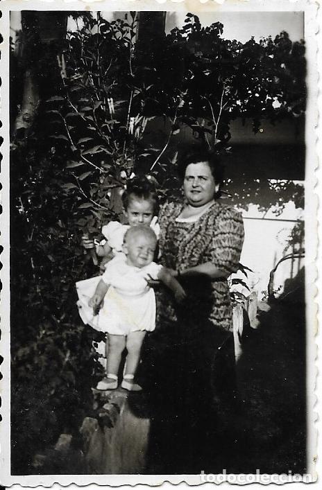 Alte Fotografie: == RR361 - FOTOGRAFIA - SE&Ntilde;ORA CON DOS NI&Ntilde;ITOS - 1948