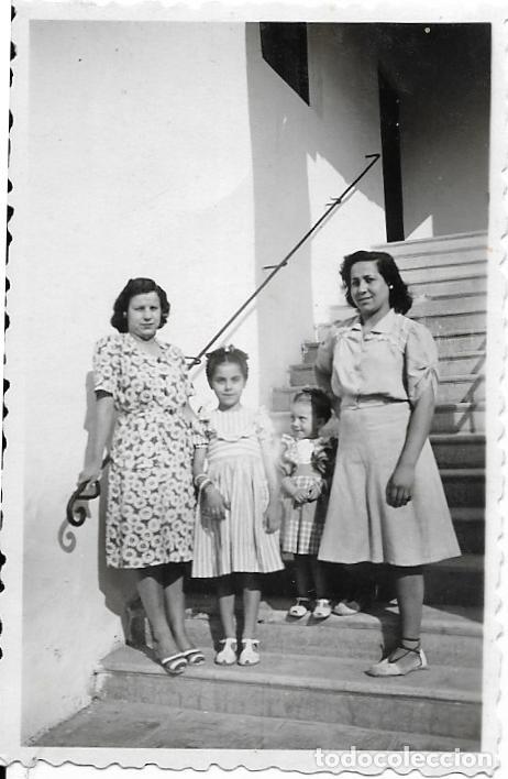 Alte Fotografie: == RR367 - FOTOGRAFIA - DOS AMIGAS CON SUS NI&Ntilde;AS