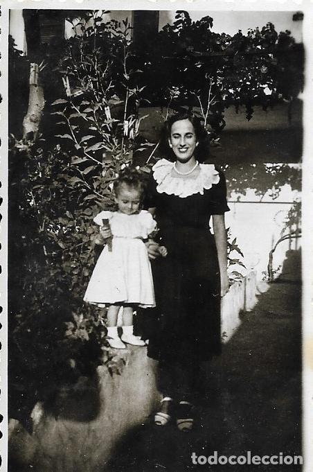 Alte Fotografie: == RR368 - FOTOGRAFIA - SE&Ntilde;ORA CON SU NI&Ntilde;A - 1948