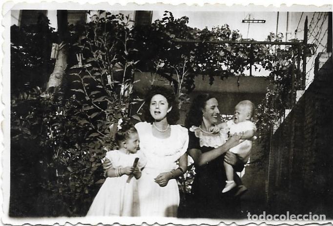 Alte Fotografie: == RR369 - FOTOGRAFIA - DOS SE&Ntilde;ORAS CON SUS NI&Ntilde;OS - 1948