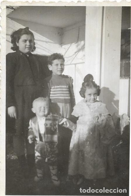 Alte Fotografie: == RR379 - FOTOGRAFIA - FALLERITOS CON SU FAMILIA - 1949