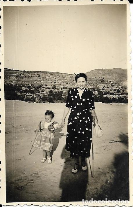 Alte Fotografie: == RR382 - FOTOGRAFIA - SE&Ntilde;ORA CON SU NI&Ntilde;ITA