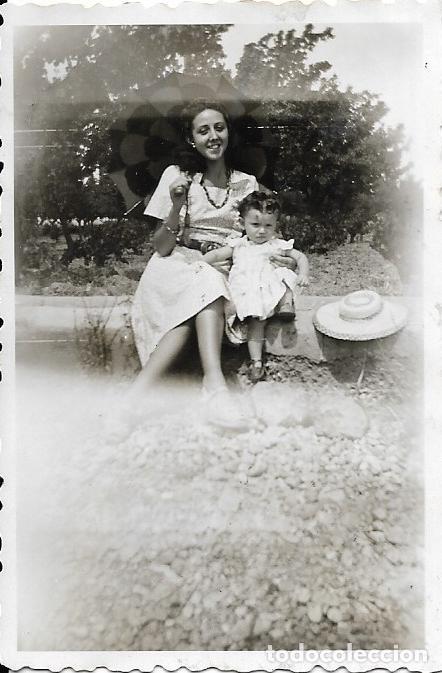 Alte Fotografie: == RR384 - FOTOGRAFIA - SE&Ntilde;ORA CON SU NI&Ntilde;ITA - MARIAS 1946
