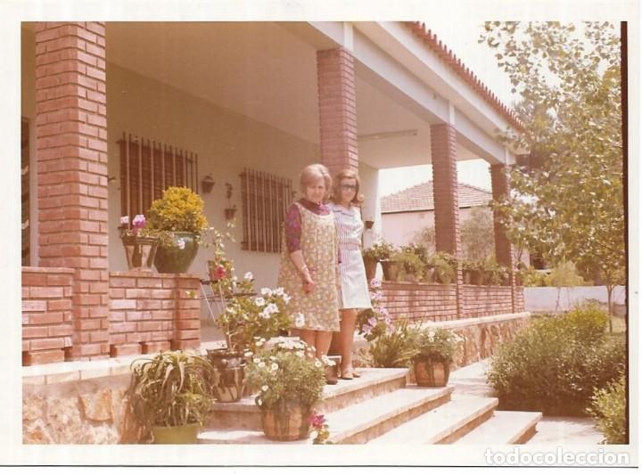 Alte Fotografie: *** AC889 - FOTOGRAFIA - SE&Ntilde;ORA Y JOVEN EN LA PUERTA DE UN CHALET