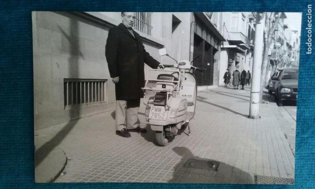 Fotograf&iacute;a antigua: Antigua foto moto Vespa.