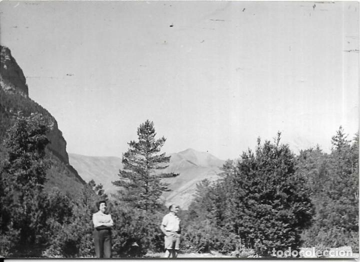 Alte Fotografie: == RR701 - FOTOGRAFIA - PAREJA EN UN BONITO PAISAJE