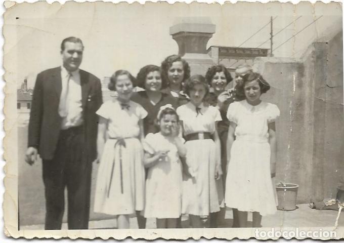 Fotografia antiga: == AF965 - FOTOGRAFIA - GRUPO DE AMIGOS CON VARIAS JOVENCITAS