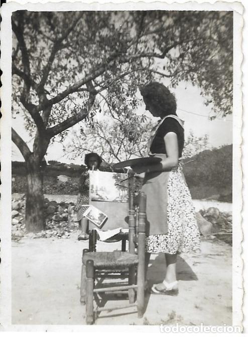 Fotografia antiga: == AF972 - FOTOGRAFIA - JOVEN PINTANDO