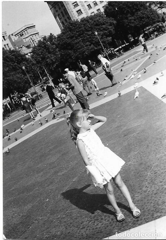 Fotografia antiga: *** AF359 - FOTOGRAFIA - JOVENCITA EN UNA PLAZA