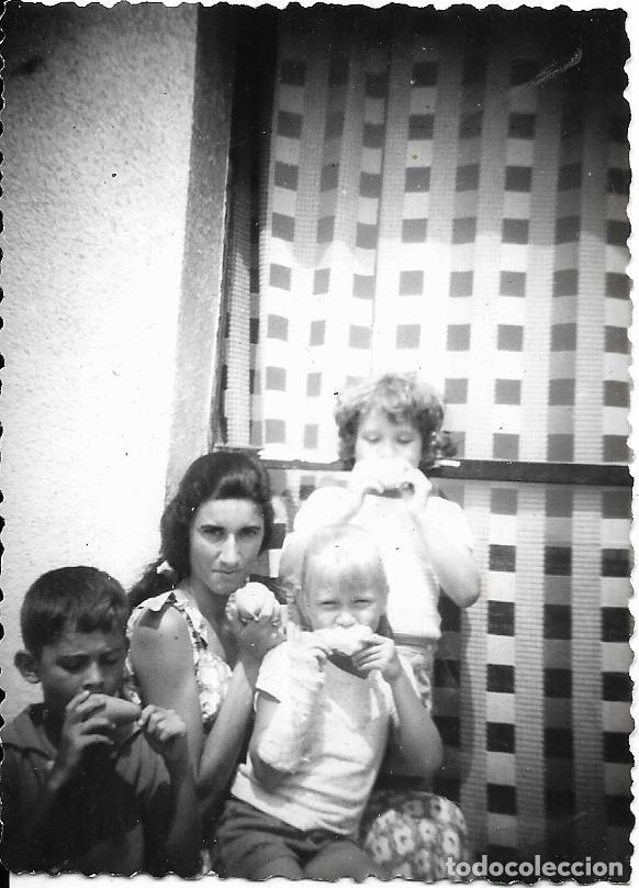Fotografia antiga: *** AF368 - FOTOGRAFIA - SE&Ntilde;ORA CON TRES JOVENCITOS COMIENDO FRUTA