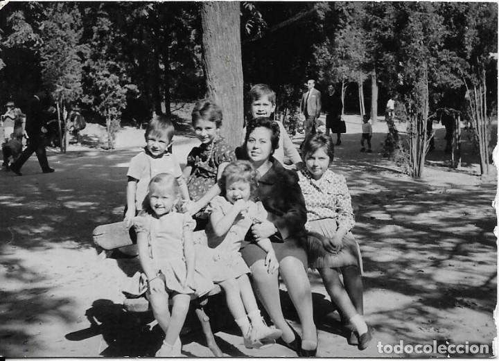 Fotografia antiga: == AF702 - FOTOGRAFIA - SE&Ntilde;ORA CON VARIOS JOVENCITOS