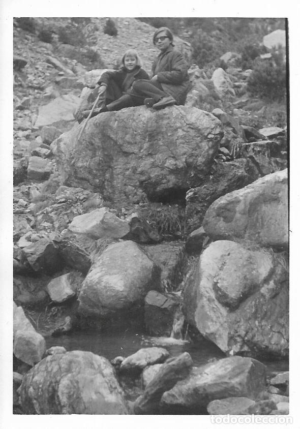 Fotografia antiga: == AF754 - FOTOGRAFIA - SE&Ntilde;ORA Y JOVENCITA ENCIMA DE UNA ROCA