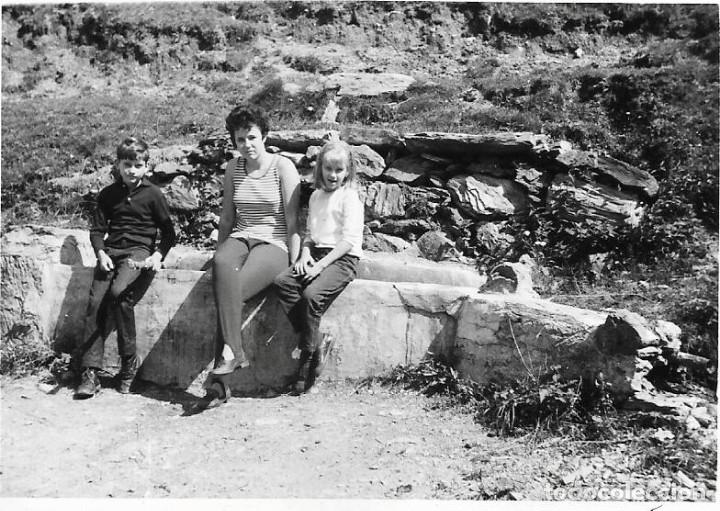 Fotografia antiga: == AF755 - FOTOGRAFIA - SE&Ntilde;ORA CON DOS JOVENCITAS