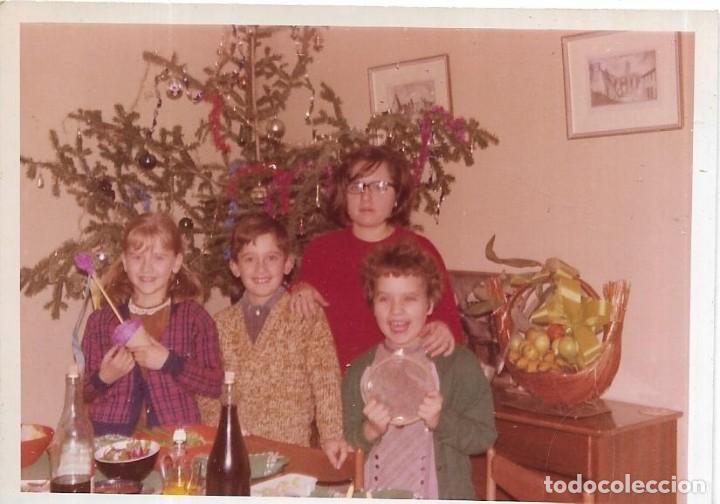 Fotografia antiga: *** AF797 - FOTOGRAFIA - JOVENCITOS DELANTE DE UN ARBOL DE NAVIDAD