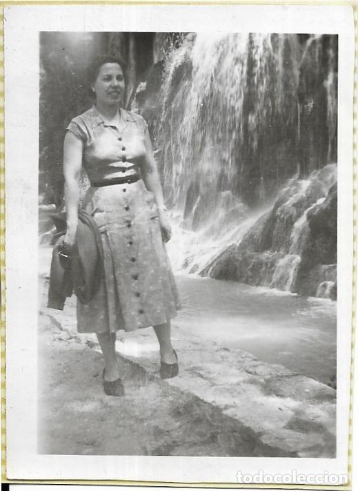Fotograf&iacute;a antigua: :::: AF775 - FOTOGRAFIA - SE&Ntilde;ORA JUNTO A UNA CASCADA