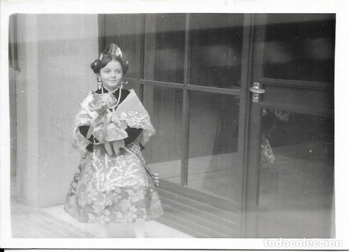 Fotograf&iacute;a antigua: :::: AF442 - FOTOGRAFIA - PEQUE&Ntilde;A FALLERA CON UNA MU&Ntilde;ECA EN LAS MANOS