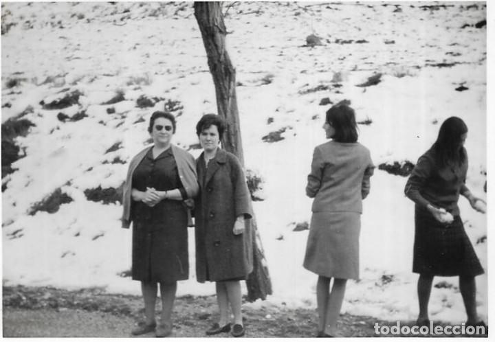 Fotografia antiga: :::: T322 - FOTOGRAFIA - AMIGAS EN UN PAISAJE NEVADO
