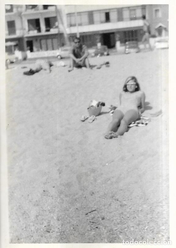 Fotografia antiga: :::: T319 - FOTOGRAFIA - JOVEN EN LA PLAYA