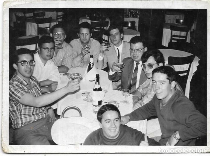 Fotografia antiga: :::: T243 - FOTOGRAFIA - GRUPO DE AMIGOS TOMANDO COPAS