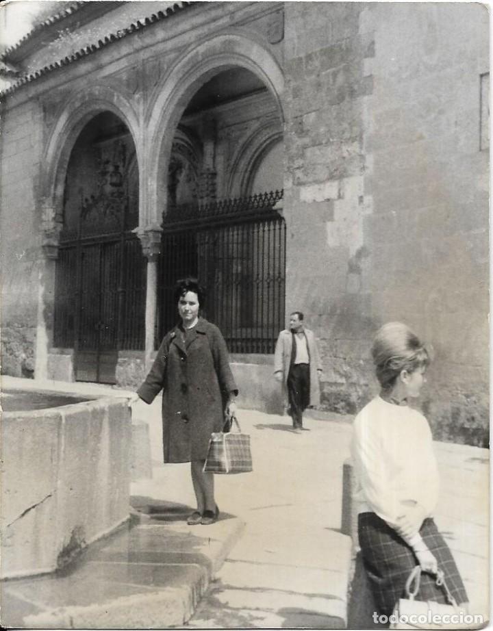 Antique Photography: *** AC41 - FOTOGRAFIA - SE&Ntilde;ORA JUNTO A UNA FUENTE