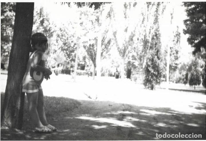 Antique Photography: *** AC38 - FOTOGRAFIA - NI&Ntilde;ITA APOYADA EN UN ARBOL