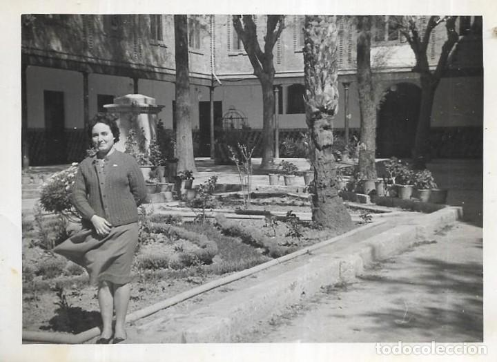 Fotograf&iacute;a antigua: :::: PV46 - FOTOGRAFIA - SE&Ntilde;ORA EN UN PARQUE