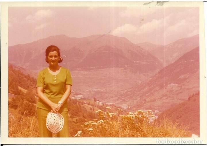 Fotograf&iacute;a antigua: *** QA216 - FOTOGRAFIA - SE&Ntilde;ORA JUNTO A LA SALIDA DEL TUNEL DE VIELLA 1973