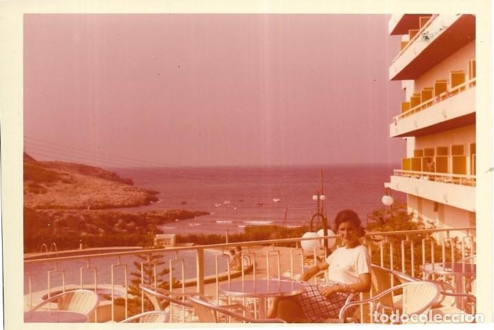 Fotograf&iacute;a antigua: *** QA219 - FOTOGRAFIA - SE&Ntilde;ORA EN EL HOTEL CALA FONT DE SALOU - 1973