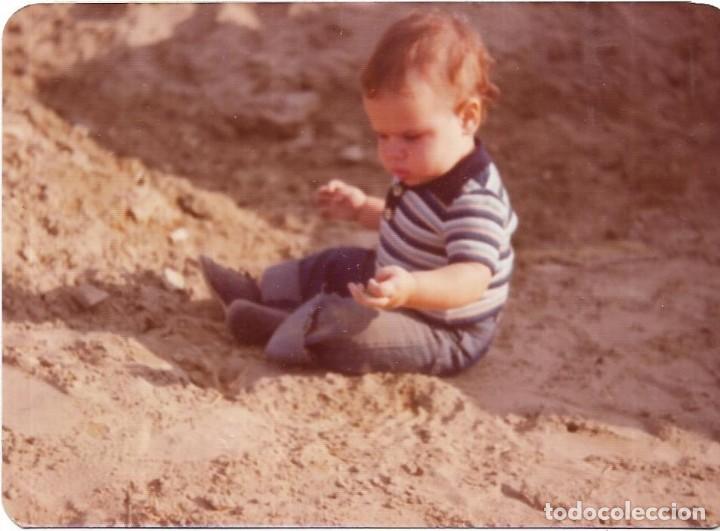 Fotograf&iacute;a antigua: *** QA221 - FOTOGRAFIA - NI&Ntilde;ITO JUGANDO EN EL SUELO