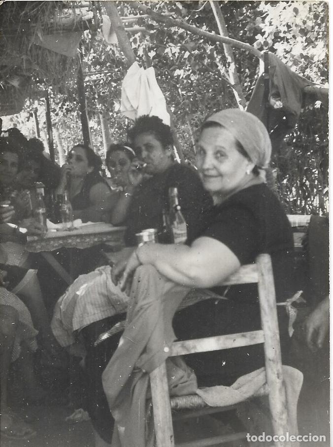 Fotograf&iacute;a antigua: *** QA272 - FOTOGRAFIA - AMIGOS EN UNA COMIDA