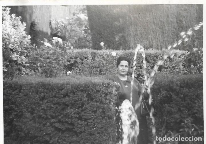 Fotograf&iacute;a antigua: == R90 - FOTOGRAFIA - SE&Ntilde;ORA JUNTO A UNA FUENTE