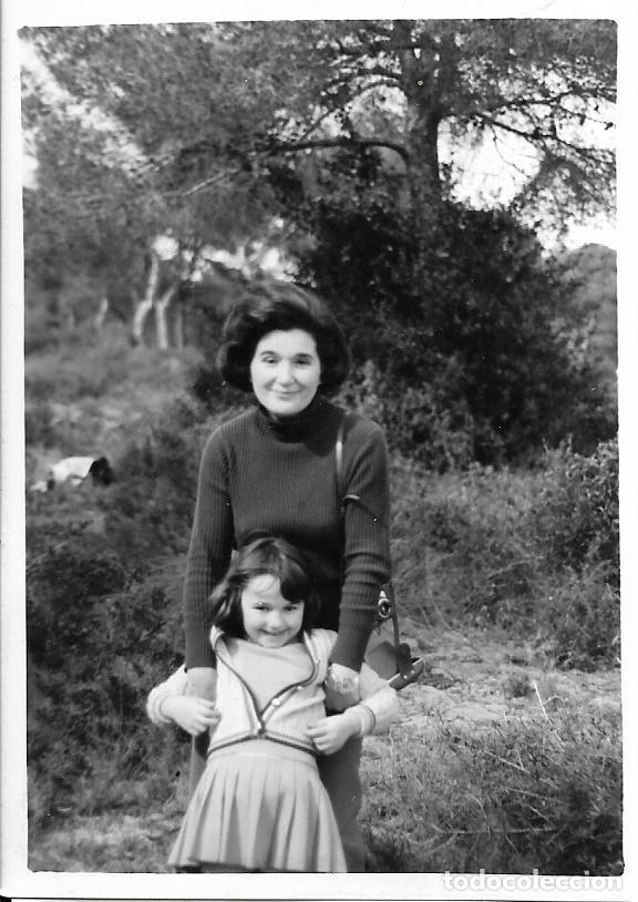 Photographie ancienne: == R96 - FOTOGRAFIA - SE&Ntilde;ORA CON UNA NI&Ntilde;A EN EL CAMPO
