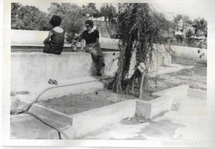 Fotograf&iacute;a antigua: :::: A580 - FOTOGRAFIA - SE&Ntilde;ORAS JUNTO A UN PISCINA