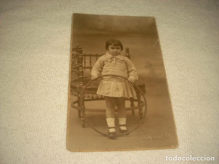 Photographie ancienne: ANTIGUA FOTO DE NI&Ntilde;A CON ARO. FOTO SAUTES.