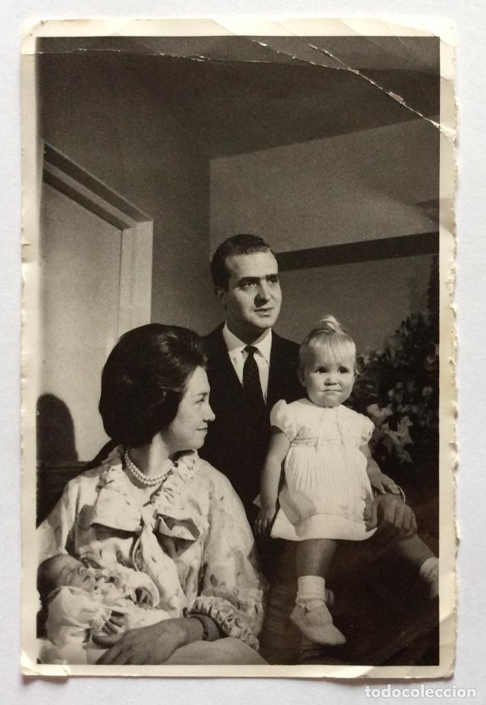 Photographie ancienne: FOTO FOTOGRAF&Iacute;A FAMILIAR. REY JUAN CARLOS REINA DO&Ntilde;A SOF&Iacute;A E INFANTAS ELENA Y CRISTINA RECI&Eacute;N NACIDA