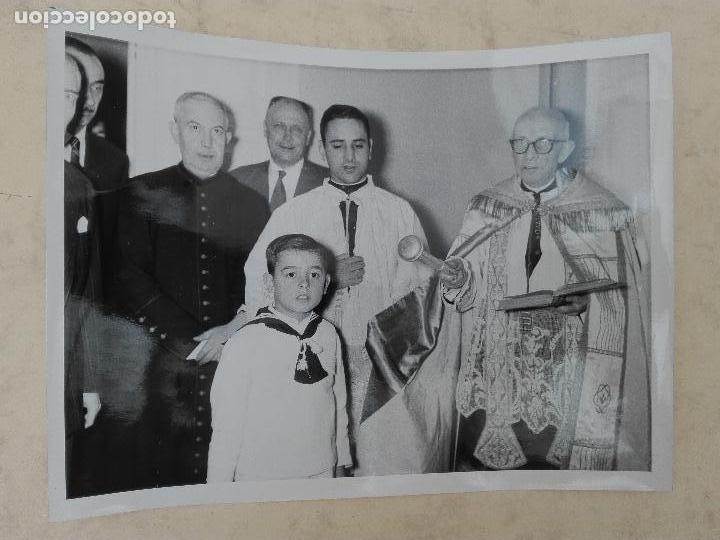 Antique Photography: GRAN FOTOGRAFIA DE SE&Ntilde;ORES, SACERDOTES, MONAGUILLO Y NI&Ntilde;O CON TRAJE DE COMUNION - 24.3 X 18 CM.