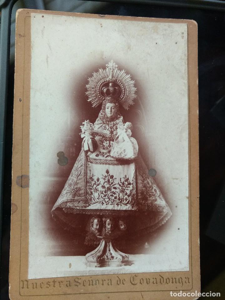 Fotografia antica: Fotograf&iacute;a original Nuestra Se&ntilde;ora de Covadonga. Oraci&oacute;n en el reverso. 12,5 x 8 cm