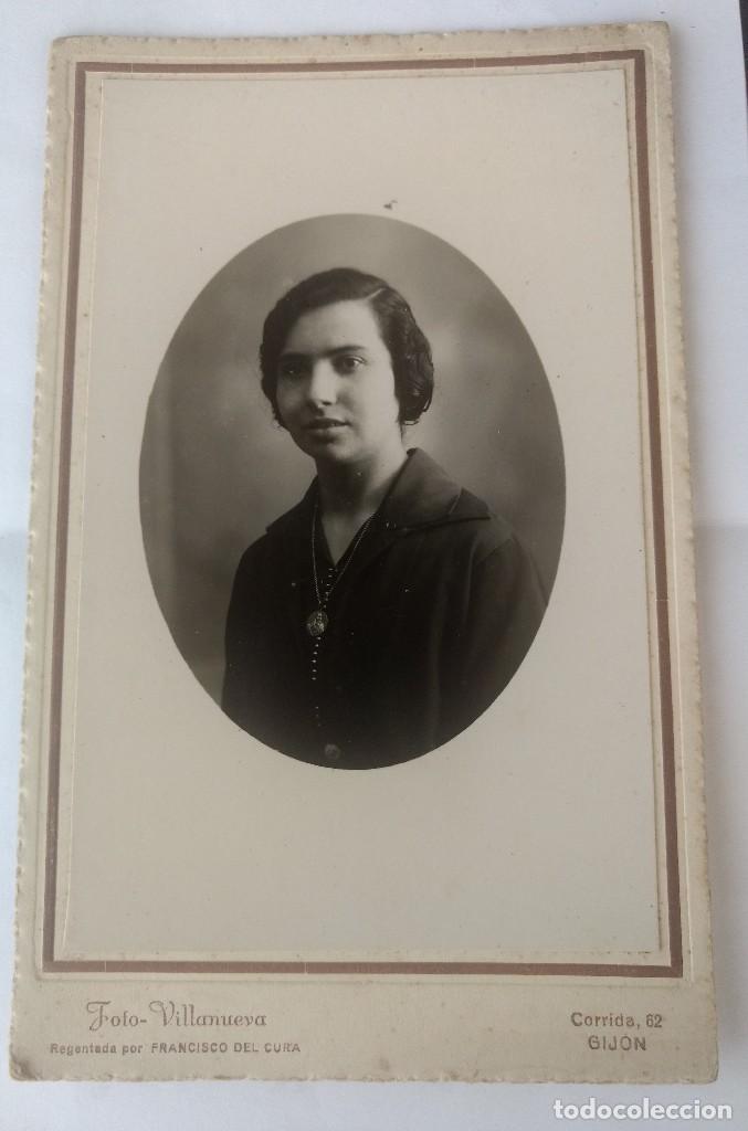 Fotograf&iacute;a antigua: Fotograf&iacute;a mujer foto Villanueva, regentada por Francisco del Curo. Corrida Gij&oacute;n Asturias.