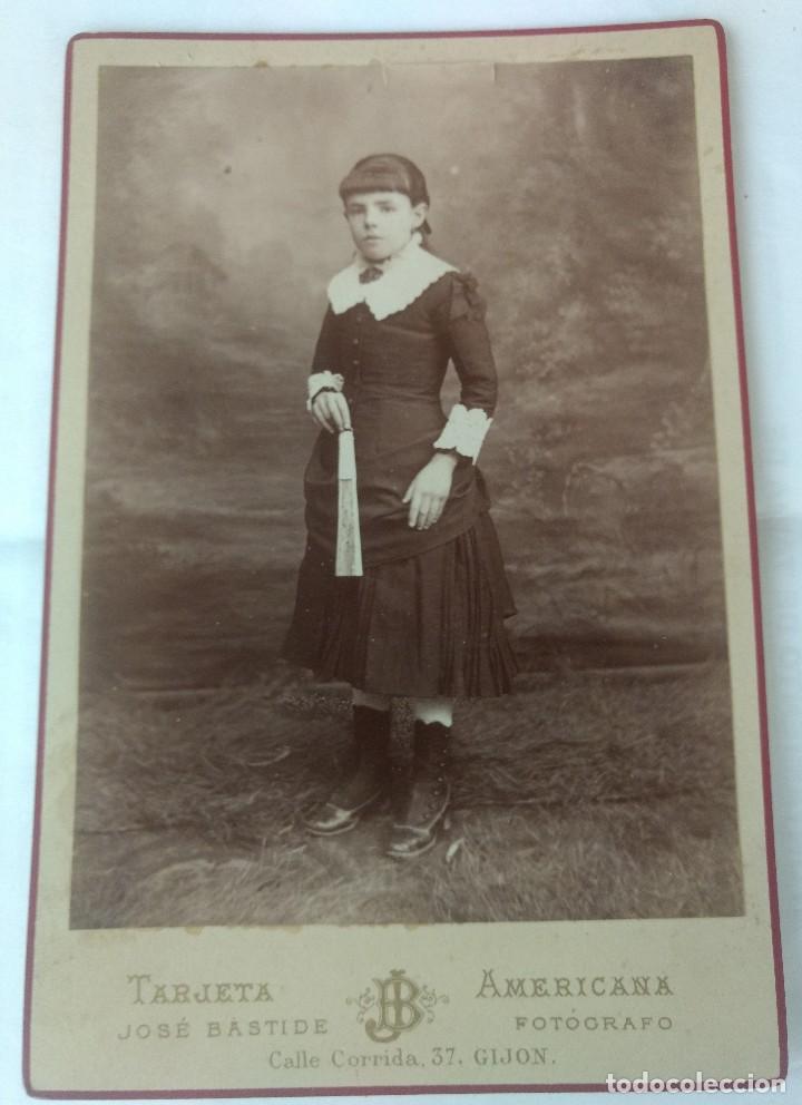 Fotografia antiga: Fotograf&iacute;a tarjeta americana, Jos&eacute; Bastide fot&oacute;grafo. Calle Corrida Gij&oacute;n. Ni&ntilde;a de familia acomodada