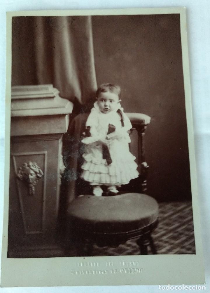 Fotografia antiga: Fotograf&iacute;a ni&ntilde;a peque&ntilde;a Fot&oacute;grafo Fernando del Fresno. Oviedo. Asturias. Calle Fruela 15,50 x 10,50